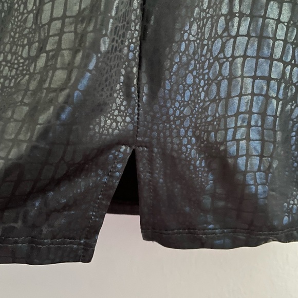 Faux crocodile leather mini skirt - Picture 3 of 5